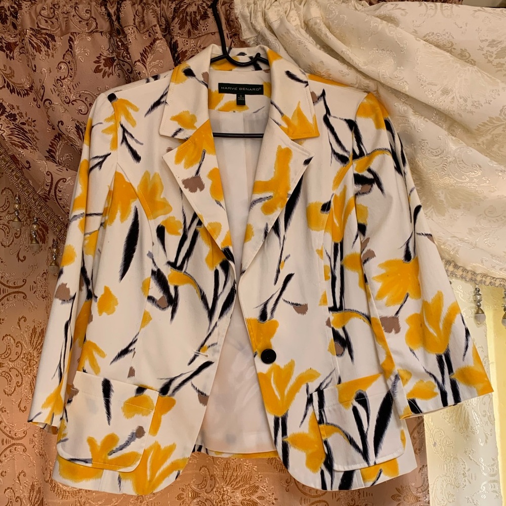 Beautiful spring vibe Blazer by Harvé Bernard